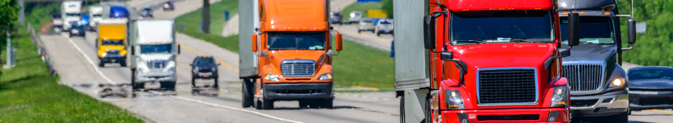 Plusieurs semi-camions sur l'autoroute.