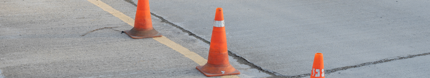 Cônes de signalisation à l'auto-école.