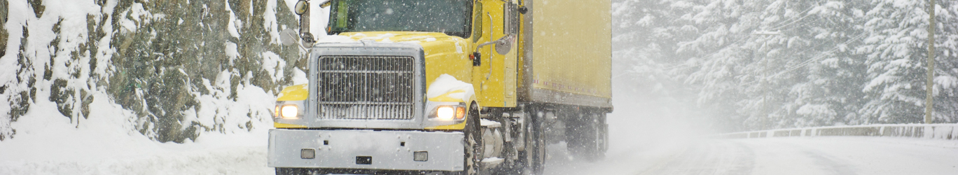 Camion semi-conduite dans des conditions routières difficiles pendant un blizzard