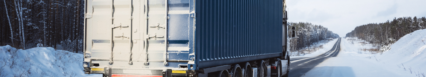 Camion de fret sur une route d'hiver.