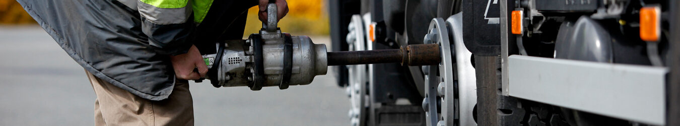 Changer un pneu sur un camion