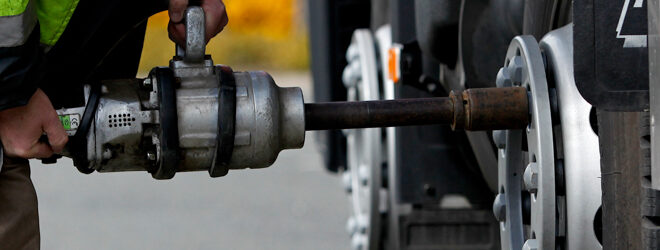 Changer un pneu sur un camion