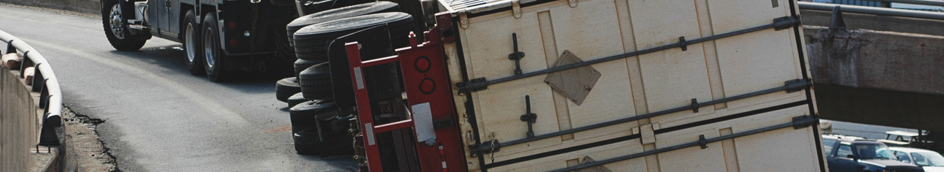 Tracteur semi-remorque renversé sur la route