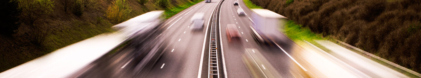 Vue aérienne d'une autoroute très fréquentée