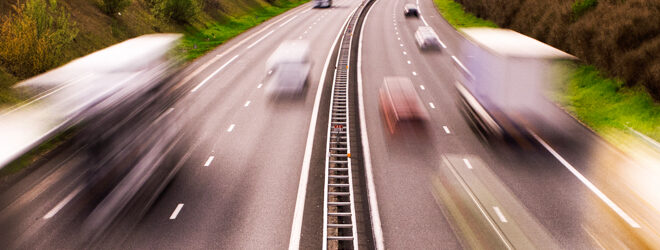 Vue aérienne d'une autoroute très fréquentée